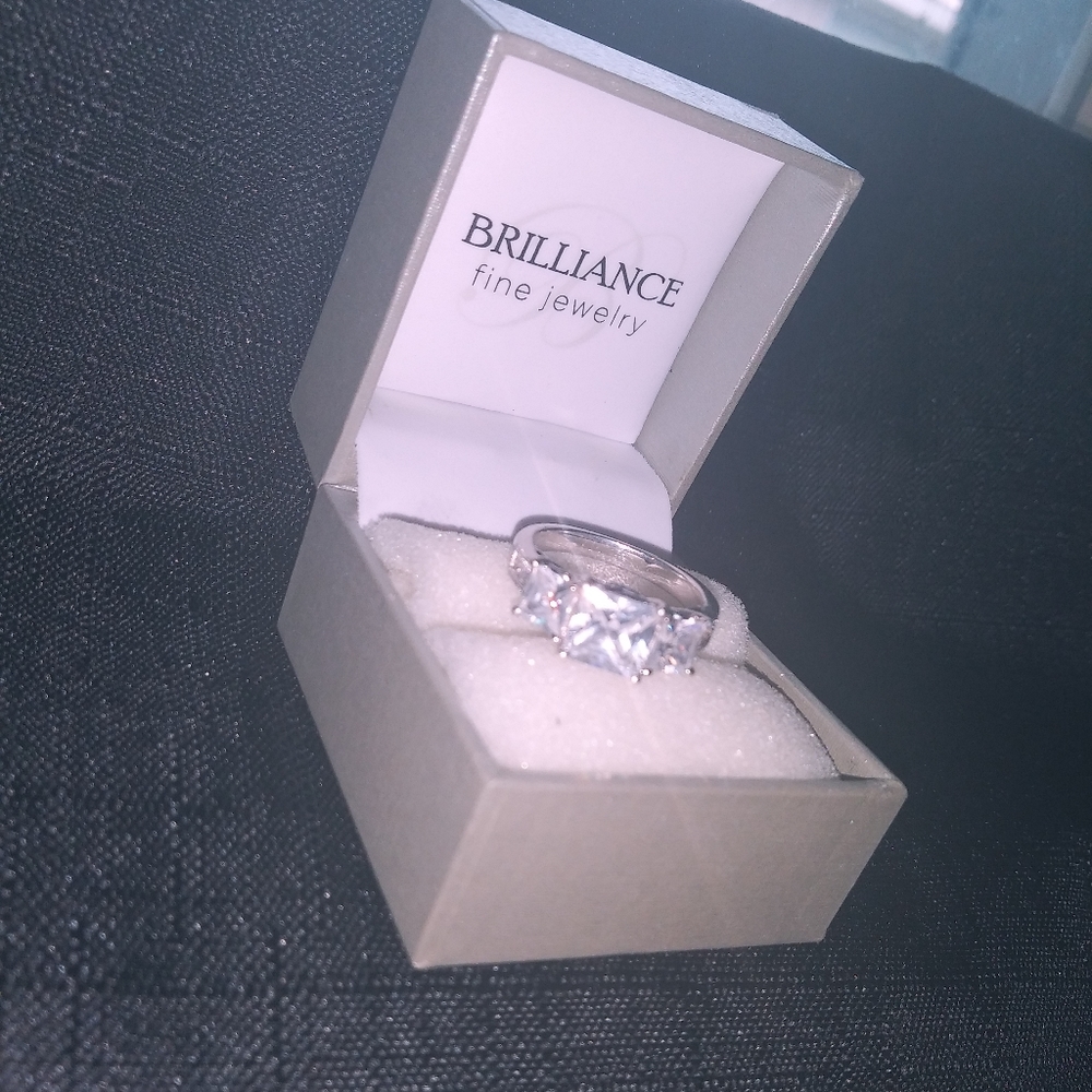Beautiful engagement ring - Picture 3 of 3